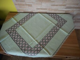 Ručně vyšívaný ubrus barva mint - 72 x 90 cm