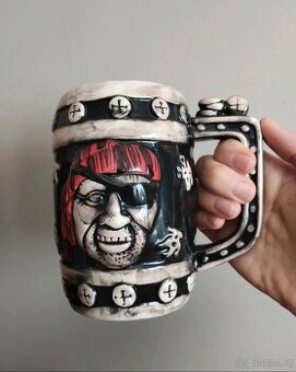 Keramický hrnek (korbel) s pirátem