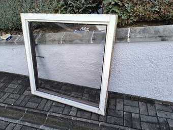 Dřevěné okno s rámem 120 x 120 cm