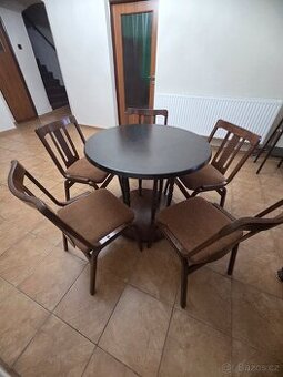 Kulatý stůl a pět retro židli