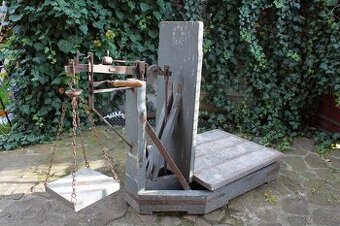 Váha decimálka pěkná, funkční. Dekorace, třeba na dvorek:-)