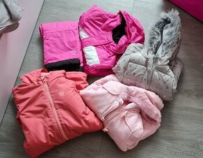 balík zimního oblečení na holčičku