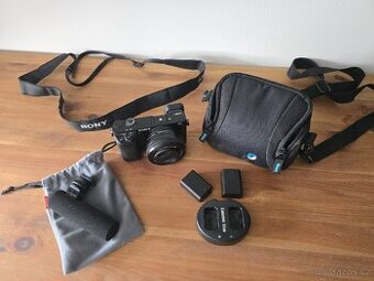 Fotoaparát Sony A6000 + objektiv 16-50 mm a příslušenství
