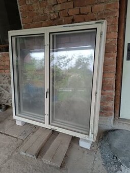 Dřevěná okna s rámem a balkonové dveře