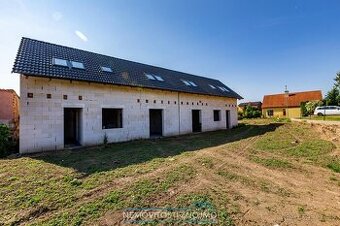 Prodej hrubé stavby rodinného dvojdomu, 2x 4+kk, k.ú. Chvalo