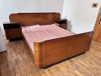 Ložnicový set - postel, noční stolky, skříně k renovaci