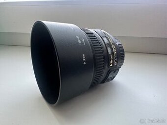 Sluneční clona a objektiv AF-S NIKKOR 50 mm