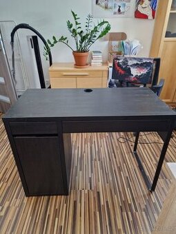 Černý psací stůl Ikea