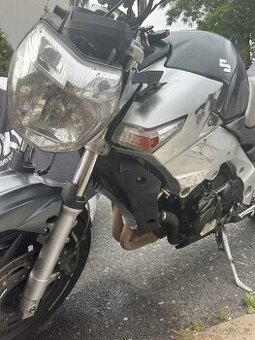 Suzuki GSR 600 (2006) – bouraná, motor OK, na díly