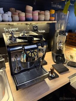 Kávovar Nuova Simonelli - Musica + Mlýnek Compak F8