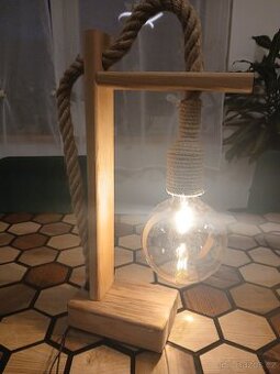 Ručně vyráběná stolní lampička