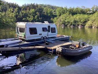 Karavan na vodě, Houseboat
