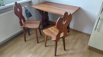 Dřevěný stůl vhodný na chatu,chalupu, venkovský styl,2 židle
