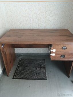 Psací stůl a poličky