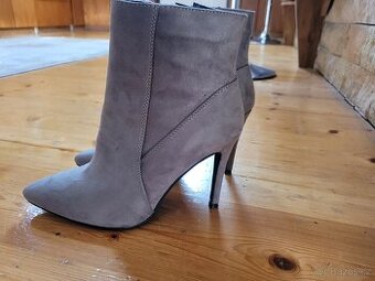 Dámské boty na podpatku a kabelka