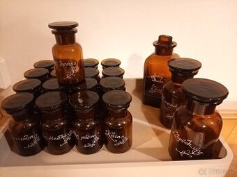 Kořenky z hnědého skla s broušeným uzávěrem