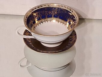 Starožitný hrneček s podšálkem v barvě kobaltové modři