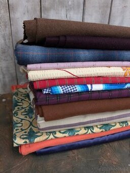 Konvolut látek - různé druhy, retro i novější