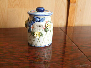 Nádobka na kávu.