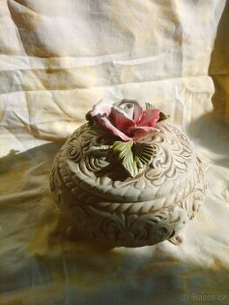 Vintage italská dóza s růží Capodimonte