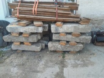 Kamenné sloupky - patníky