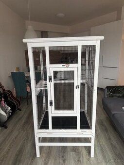 Prostorná klec pro papouška