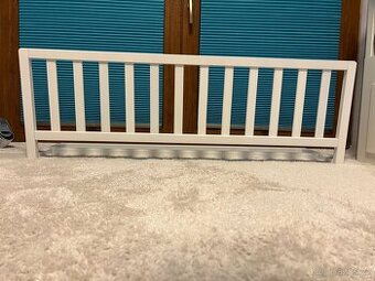 Zábrana proti spadnutí z postele z masivu