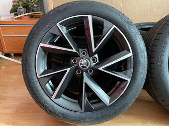 NOVÁ ORIGINÁL R18 SADA ŠKODA SUPERB III 235/45/18 R.V. 2024