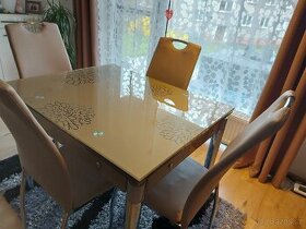 Jídelní stůl  + 4 židle
