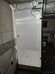 Sprchovaci box s vanickou a bojlerem