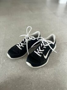 Černé dámské boty Nike