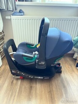 Autosedačka Britax Römer babysafe isense s otočnou základnou