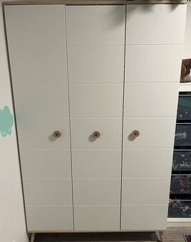 Dětský pokoj, skříň, komoda, regál, postýlka ve tvaru auta - 1