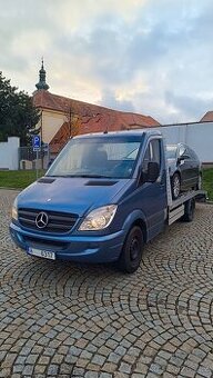 Odtahovka Mercedes Benz.