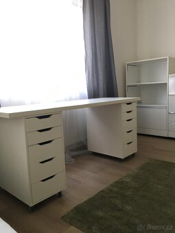 Pracovní stůl do kanceláře, pracovny nebo studentského pokoj