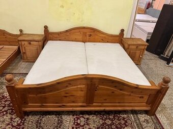 Hezká bytelná dřevěná postel-letiště 200x200 s n. stolky