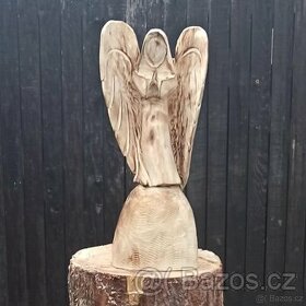 Zahradní dekorace anděl motorovou pilou