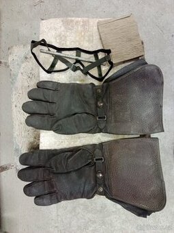 historické motocyklové kožené rukavice a skládací brýle