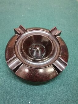 Popelník na doutníky.