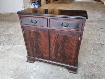 Komoda chesterfield styl