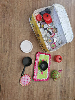 Dětské nádobí do kuchyňky.