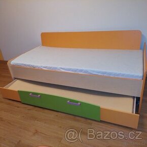 Postel s úložným prostorem