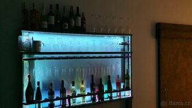 Dřevěná police na skleničky a lahve