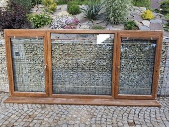Okno 334x155 včetně žaluzií, sítí a parapetů