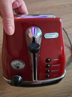 Topinkovač DeLonghi červený