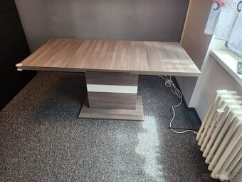 Jídelní stůl