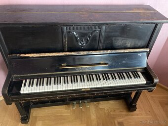 Piano PETROF