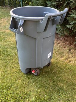 Pojízdný plastový kontejner Rubbermaid Brute, objem 166,5 l