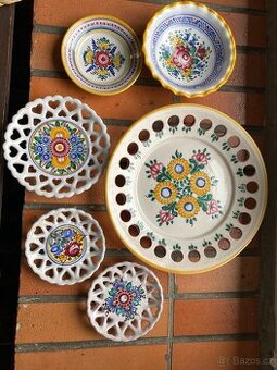 Sada ručně malovaných talířů