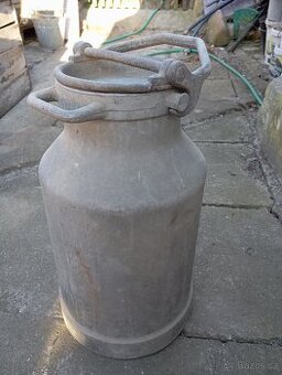 Hliníková konev na mléko